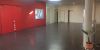 Foyer mit großer roter Wand und diversen Türen